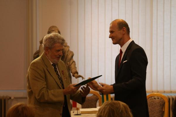 Fotografie ze Slavnostního předání čestného občanství Wolfgangu Wendelovi