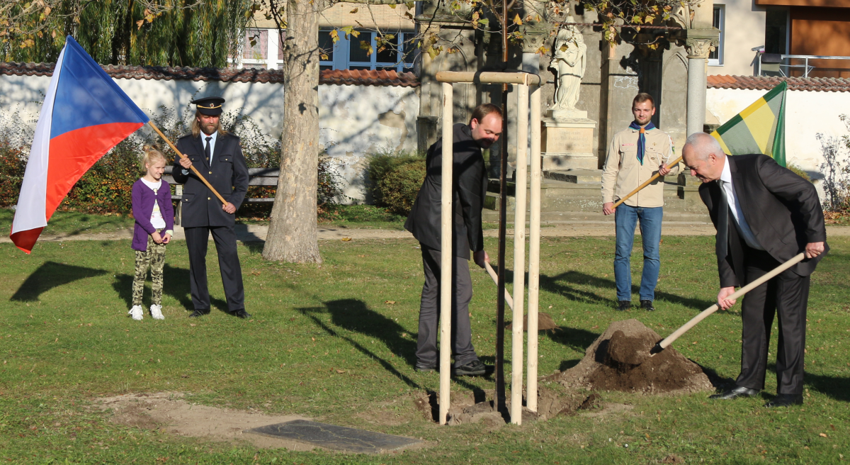 Obrázek - Slavnostní zasazení stromu v Parku Jana Pavla II.