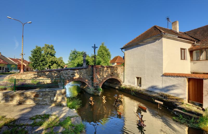 Obrázek - Der Mühlkanal mit der Brücke mit der Statue des St. Johannes von Nepomuk